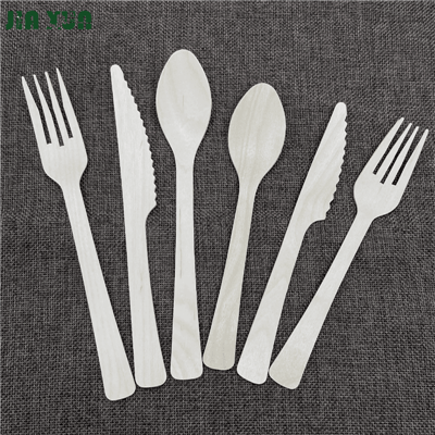 Mae llestri bwrdd tafladwy yn gosod cyllyll a ffyrc llwy bren